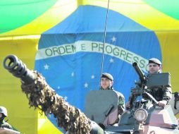 En esta imagen del año pasado se pueden apreciar elementos militares como los que estarán presentes durante el primer juego. EFE /