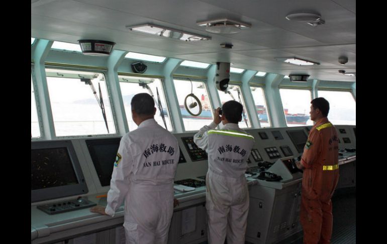 Un helicóptero y ocho embarcaciones de la policía marítima y los bomberos de Hong Kong participan en las labores de rescate. AFP /