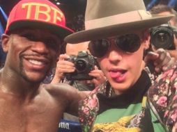 El canadiense comparte a través de sus redes sociales fotos del encuentro con el boxeador. ESPECIAL /