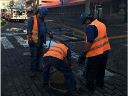 Autoridades revisan el inmueble para verificar el estado en que se encuentra.  /