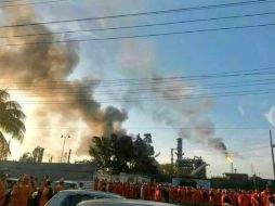 El incendio es controlado por personal de Pemex. Nadie sufre lesiones o síntomas de intoxicación. Foto: ‏@CharlyDeTampico. ESPECIAL /