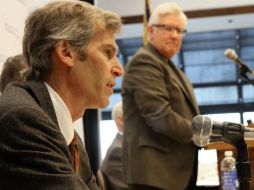 El epidemiólogo Daniel Feikin da una conferencia de prensa en el hospital donde se encuentra internado el paciente. AP /