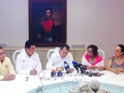 Ángel Aguirre firma la iniciativa para la interrupción legal del embarazo en el estado. TOMADA DE @AngelAguirreGro  /