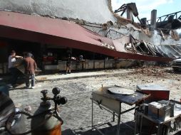 Los comerciantes tratan de rescatar algo del material con que trabajan.  /