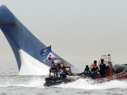 Los equipos de rescate cumplen hoy su jornada número 21 de búsqueda de víctimas dentro del barco. AP  /