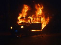 Un vehículo de la guardia nacional fue incendiado por manifestantes. AFP /