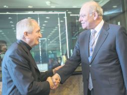 COMPARECENCIA. Silvano M. Tomasi (izquierda) saluda al presidente del Comité de la ONU sobre la Tortura, Claudio Grossmann. AFP /