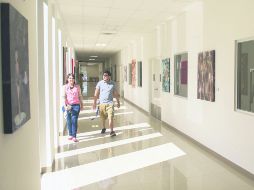 Blanco con color. Las paredes de los pasillos de esta empresa se funden con los colores de las obras en distintos formatos y técnicas.  /
