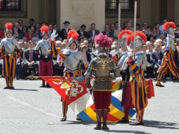 Un soldado alza la mano la derecha con los dedos pulgar, índice y medio, símbolo de la Trinidad de Dios, para confirmar su juramento. EFE /