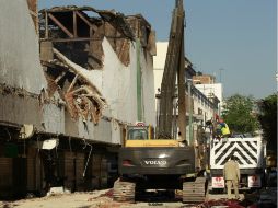 Maquinaria se encuentra en el Mercado Corona para comenzar el derribo.  /