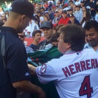 El 'Piojo' regala playera del Tri a Derek Jeter