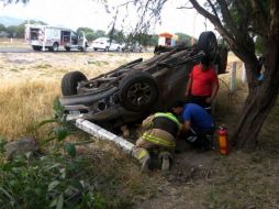 Bomberos acudieron al lugar para rescatar a la víctima. ESPECIAL /