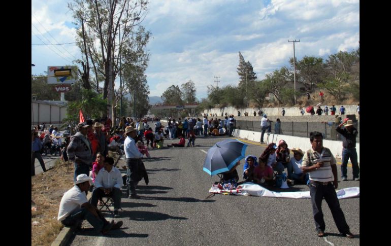 Luego de media hora de bloqueo, los manifestantes se retiran de la autopista. ARCHIVO /