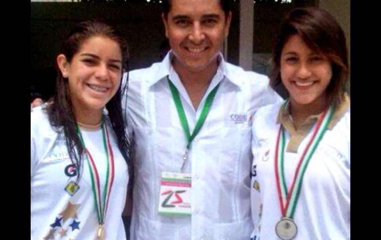 Andre Marx Miranda junto con las clavadistas, Alejandra Orozco que obtiene medalla de oro y Carolina Mendoza la de plata. ESPECIAL /
