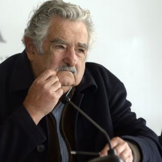 Mujica firma reglamento de ley que legaliza la mariguana