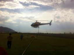 En los trabajos contra el fuego participó un helicóptero del Gobierno estatal. ESPECIAL /