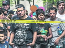 Mirones. Un grupo de personas observa las primeras labores de demolición que se llevan a cabo en el Mercado Corona.  /