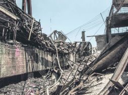 Reducido a escombros. Así luce el interior del Mercado Corona tras el incendio del pasado domingo por la noche.  /