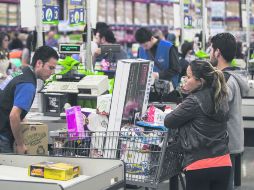 A la expectativa. Los consumidores ven una situación económica más débil que durante el año pasado.  /