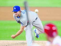 El zurdo de los Dodgers ejecuta un lanzamiento durante el cuarto episodio del juego. El abridor ponchó a nueve y no dio bases. AFP /