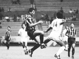 De primera. Una imagen de la temporada 1991-1992, cuando Leones Negros y Tecos habitaban la Primera División de México.  /