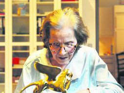 Lassnig recibió algunos reconocimientos en su vida, como el León de Oro (en la imagen) en la Bienal de Venecia de 2013. ESPECIAL /