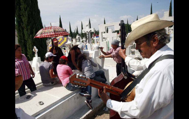 El día con mayor afluencia de gente es el 10 de mayo, pero las visitas a las madres difuntas comienzan desde un día antes. ARCHIVO /