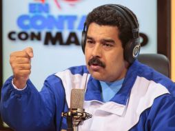 El presidente de Venezuela, Nicolás Maduro, durante su programa de radio ''En Contacto con Maduro'', en el Palacio de Miraflores. EFE /