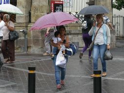 Una ligera lluvia tomó por sorpresa a los tapatíos luego de días de intenso calor.  /