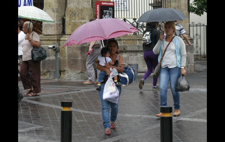 Una ligera lluvia tomó por sorpresa a los tapatíos luego de días de intenso calor.  /