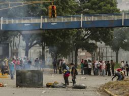 Opositores al Gobierno de Venezuela participan en una manifestación en las inmediaciones de la Universidad Católica Andrés Bello. EFE /