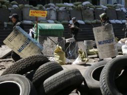 Policías ucranianos llegan a un edificio administrativo en Mariupol, al este de Ucrania.  /