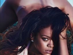 La intérprete de 26 años publicó en la red la sesión de fotos donde aparece en poses sugerentes. ESPECIAL /