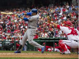 El jugador de Dodgers Adrian Gonzalez, abanica una bola ante los Nacionales. EFE /
