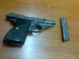 A los detenidos les aseguraron una pistola del calibre .380 y siete balas. ESPECIAL /