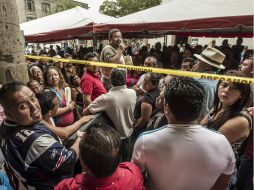 Los comerciantes del Corona escuchan atentos, en espera de información sobre su reubicación.  /
