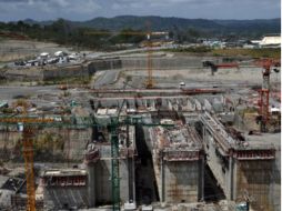 100 mil trabajadores deberán retornar labores el jueves a los proyectos de construcción, incluida la ampliación del Canal de Panamá.  /