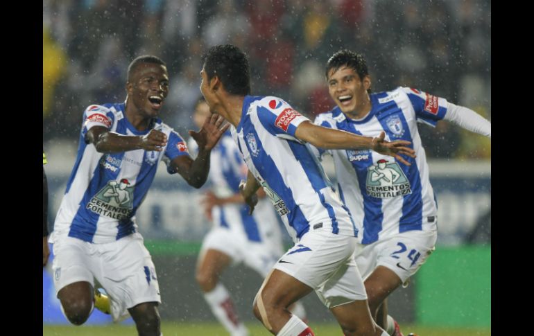 Jugadores del Pachuca festejan una anotación ante Santos. EFE /