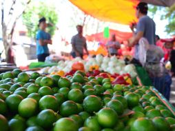 El Inegi informa que la baja mensual de la inflación es resultado del descenso de precios de algunos productos, entre ellos el limón. ARCHIVO /