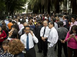 Ciudadanos salen de sus oficinas en la Ciudad de México tras el sismo de 6.6 grados. AFP /