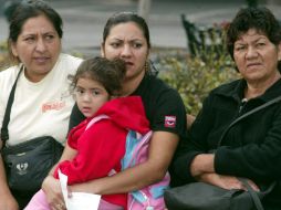 La mayoría de las mamás solteras trabajan para sustentar su hogar. ARCHIVO /