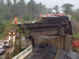 Aspecto del puente El Cuajilote, en Tecpan de Galeana, colapsado tras el sismo. TOMADA DE @beja34. ESPECIAL /
