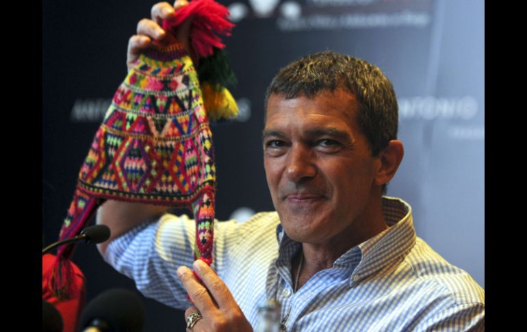 El actor de 'La máscara del zorro' recibe un 'chullo' de regalo. AFP /