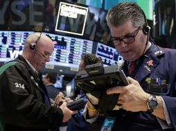 Precios de acciones cierran a la baja tras reportes trimestrales de ganancias de algunas compañías. AP /