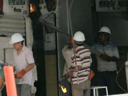 Al estar cortando la herrería una chispa tocó el cochambre lo que provocó que saliera mucho humo.  /
