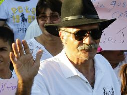 Líderes de autodefensa firman un documento para la destitución de Mireles. ARCHIVO /