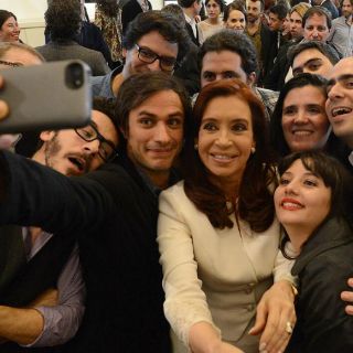 García Bernal se toma 'selfie' con Cristina Fernández