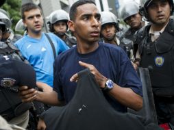 Un policía muestra los impactos de bala en su chaleco. EFE /