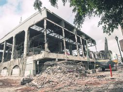 Los restos. Así lucía ayer lo que fue el edificio del Mercado Corona, en medio de las tareas de demolición.  /