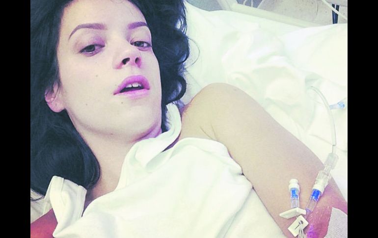 Lily Allen publicó una foto desde su convalecencia en el hospital. ESPECIAL /